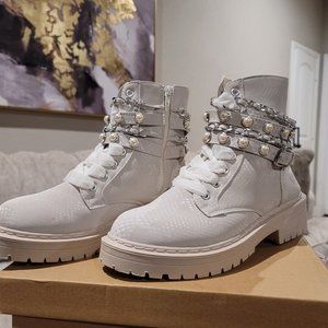 8.5 ivory/pearl emb sugar boots